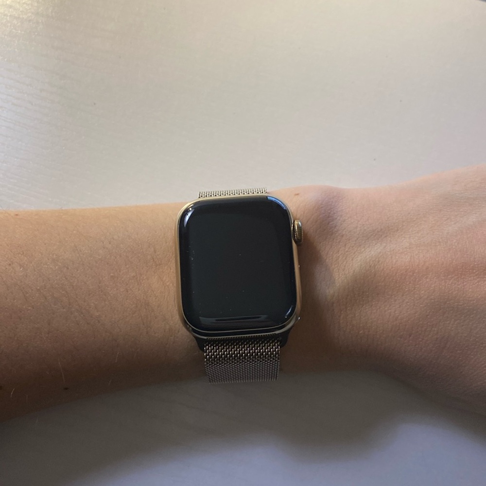 Apple Watch Series 8 41mm w/gold Apple loop
